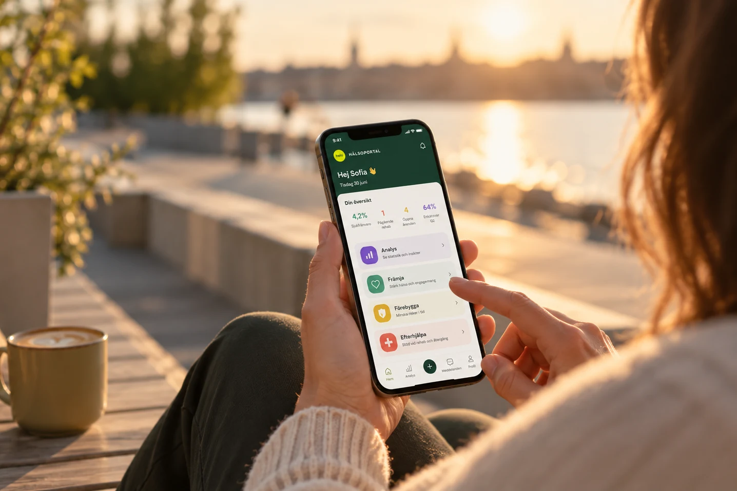 Person använder Helo Hälsoportalen i mobilen